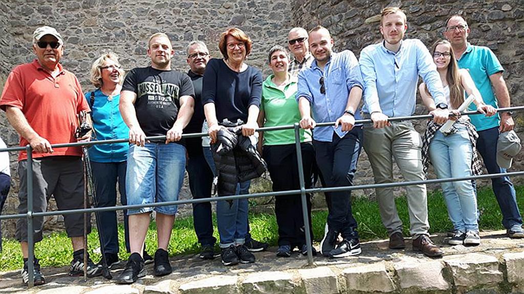 Interessiert zeigten über die Führung entlang des Gräfin Loretta Weges zeigten sich zahlreiche Mitglieder und Nichtmitglieder des CDU-Gemeindeverbandes Baumholder. Darunter: Ortsbürgermeister Dirk Schröter, JU Kreisvorsitzender Frederik Grüneberg, Gemeindeverbandsvorsitzender Aljoscha Schmidt und Bundestagsabgeordnete Antje Lezius