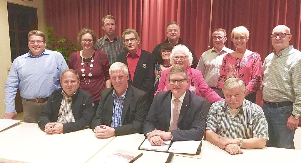 Geburtsstunde des CDU-Gemeindeverbandes Herrstein-Rhaunen (sitzend von rechts): Vize Klaus Hepp, Vorsitzender Stephan Dreher, Vize Edwin Bock und Schriftführer Volker Schwinn, Pressesprecher Patrick Merscher (stehend, links) und Mitgliederbeauftragter Ortwin Rech (stehend, rechts) sowie acht der zehn gewählten Beisitzer freuen sich auf die kommende Arbeit auf kommunaler Ebene. Foto: Andreas Nitsch Geburtsstunde des CDU-Gemeindeverbandes Herrstein-Rhaunen (sitzend von rechts): Vize Klaus Hepp, Vorsitzender Stephan Dreher, Vize Edwin Bock und Schriftführer Volker Schwinn, Pressesprecher Patrick Merscher (stehend, links) und Mitgliederbeauftragter Ortwin Rech (stehend, rechts) sowie acht der zehn gewählten Beisitzer freuen sich auf die kommende Arbeit auf kommunaler Ebene. Foto: Andreas Nitsch